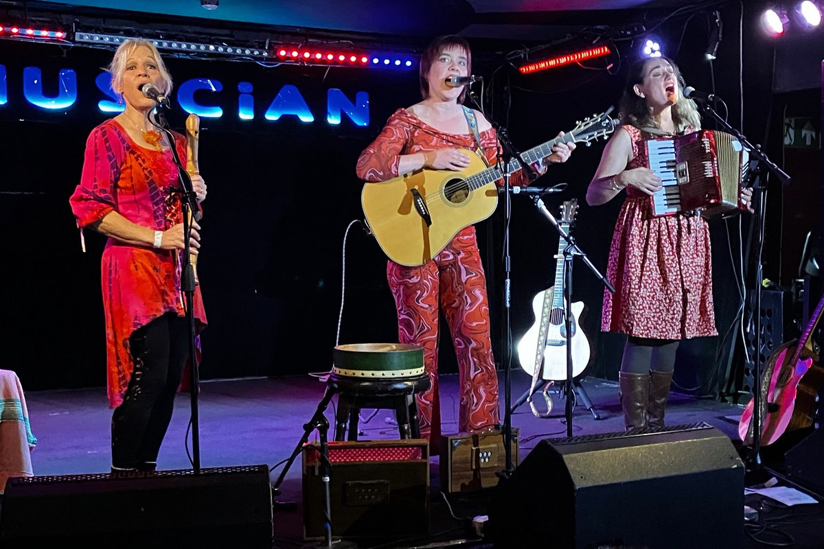 Still buzzing from @moseleyfolk, we - Michell, Pfeiffer & Kulesh - were thrilled to be back at the @MusicianVenue in Leicester, where we did our 1st set - just 3 songs - in April '22. A special afternoon among friends, old & new - our hearts are still singing! 📷 Rich Wakefield