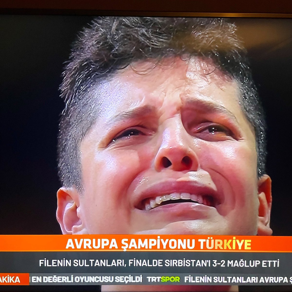 Ozge_Uzun's tweet photo. Vatanının milli marşını gözyaşları ve gururla okuyan Ebrar… 
O yaşlarda sadece sahada verilen mücadele yok! 
Yobazı ile, nefret saçan sözlerle, sözde kendini milli ve yerli sayanlarla verdiği mücadelenin zehrini akıtıyor… 

Bir tanesin @karakurtebrar18 
🇹🇷♥️🏆 https://t.co/t8NLslREbH