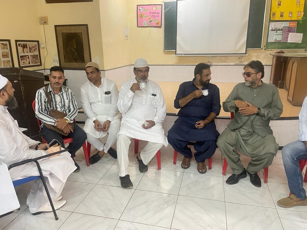 FaiyazAhmed1961's tweet photo. A MEETING ALONG WITH AURANGABAD AIMIM MP @imtiaz_jaleel ND SARFARAZ ARZU £ PARTY MEMBERS AT KHILAFAT HOUSE #Mumbai https://t.co/mE9xU6vBtJ