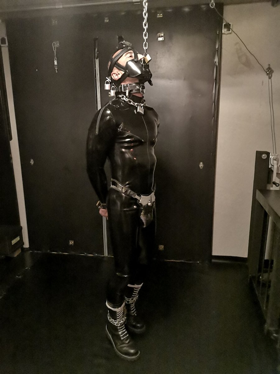 Leathermasterm1's tweet photo. It's time for a first predicament bondage 😈😈😈. This lockable muzzle is not only the perfect tool to create silence. Connected to the cable winch it's the perfect tool to pull up the safely locked and cuffed muscle slave @BondageslaveDE until it is on tiptoe. Again no way out!! https://t.co/7g9bI5Avn5