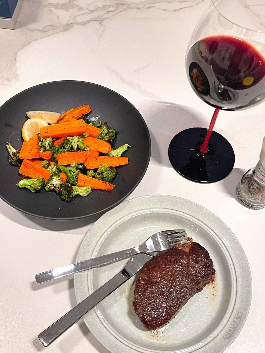shsbrandon's tweet photo. My drunken fat loss dinner🍷🥣 https://t.co/86nalqVEkA