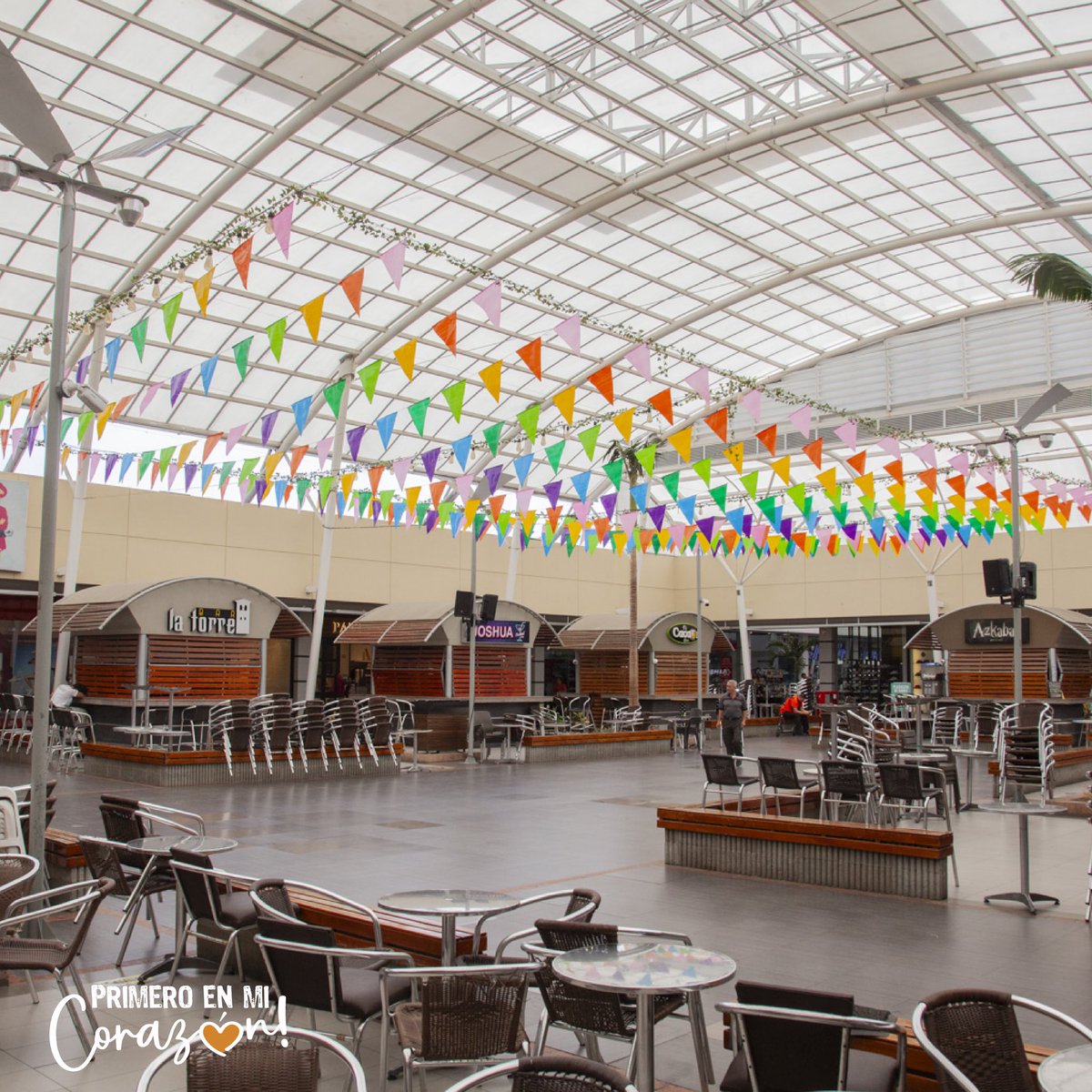 🎉 ¡Así lucen nuestras hermosas instalaciones! 🎂

Nos estamos vistiendo de fiesta para celebrar estos 15 años de #GrandesMomentos 💃🕺 

Descubre los detalles que hacen que seamos más que un lugar de compras, ¡Somos un hogar para el entretenimiento y toda la comunidad! 🛍️