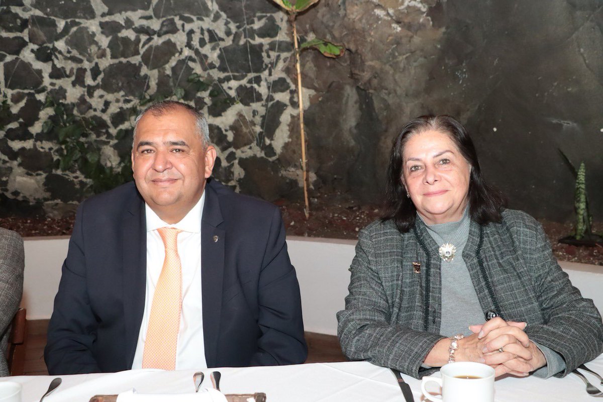 En desayuno de trabajo, las y los Profesores del Colegio de Derecho Penal nos presentaron su Programa de Trabajo y el equipo que encabezará su coordinación, como siempre, agradezco su apoyo en las actividades sustantivas de nuestra Facultad.