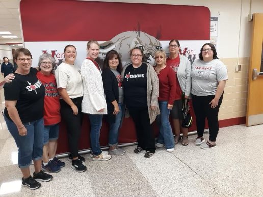 vwecc's tweet photo. Some of our AMAZING staff at the ECC! Thankful for all that they do for the school and students!❤️🐾
#CougarPride #firstweekofschool https://t.co/Hbm5KkaZkl