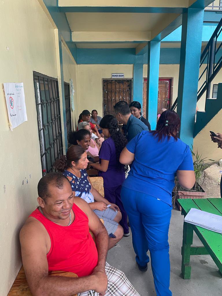 Walton7stanley's tweet photo. El popular Barrio la Laguna fue beneficiado con brigada oftalmológica, en donde mas de cincuenta personas recibieron sus anteojos.- Gracias equipo https://t.co/NOdcNstzU1