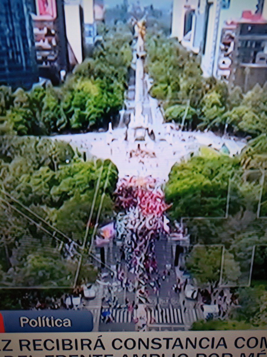 eltemagv's tweet photo. Xochitl Gálvez acaba de recibir su primera lección de democracia: La gente la dejó sola en el Angel de la Independencia. Nadie tiene interés en otra candidata impuesta por los mismos que han destruído al país.
Los vamos a aplastar en las urnas 🇲🇽 https://t.co/6Ao3dozu7R