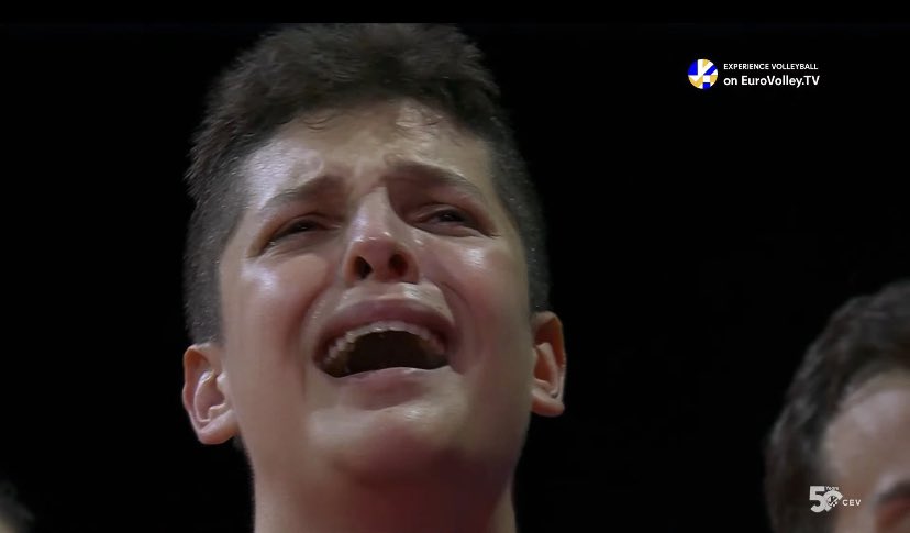 Ben o gururlu gözyaşını kendi ciğerim gibi biliyorum ♥️