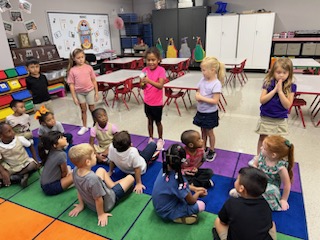 Last week in art, our kids had so much fun learning how 2 colors can come together to make new colors. 🖌🖍🎨 Thank you <a href="/MeredithMalloy1/">Meredith Malloy</a> for this fun hands-on🤟 experiment with my #kinderexplorers <a href="/FISD_Ingram/">Hazel Ingram Elementary School</a> #teamingrim  &amp; a HUGE 🤗 for <a href="/ashleycook1988/">Ashley</a> for the 📸
