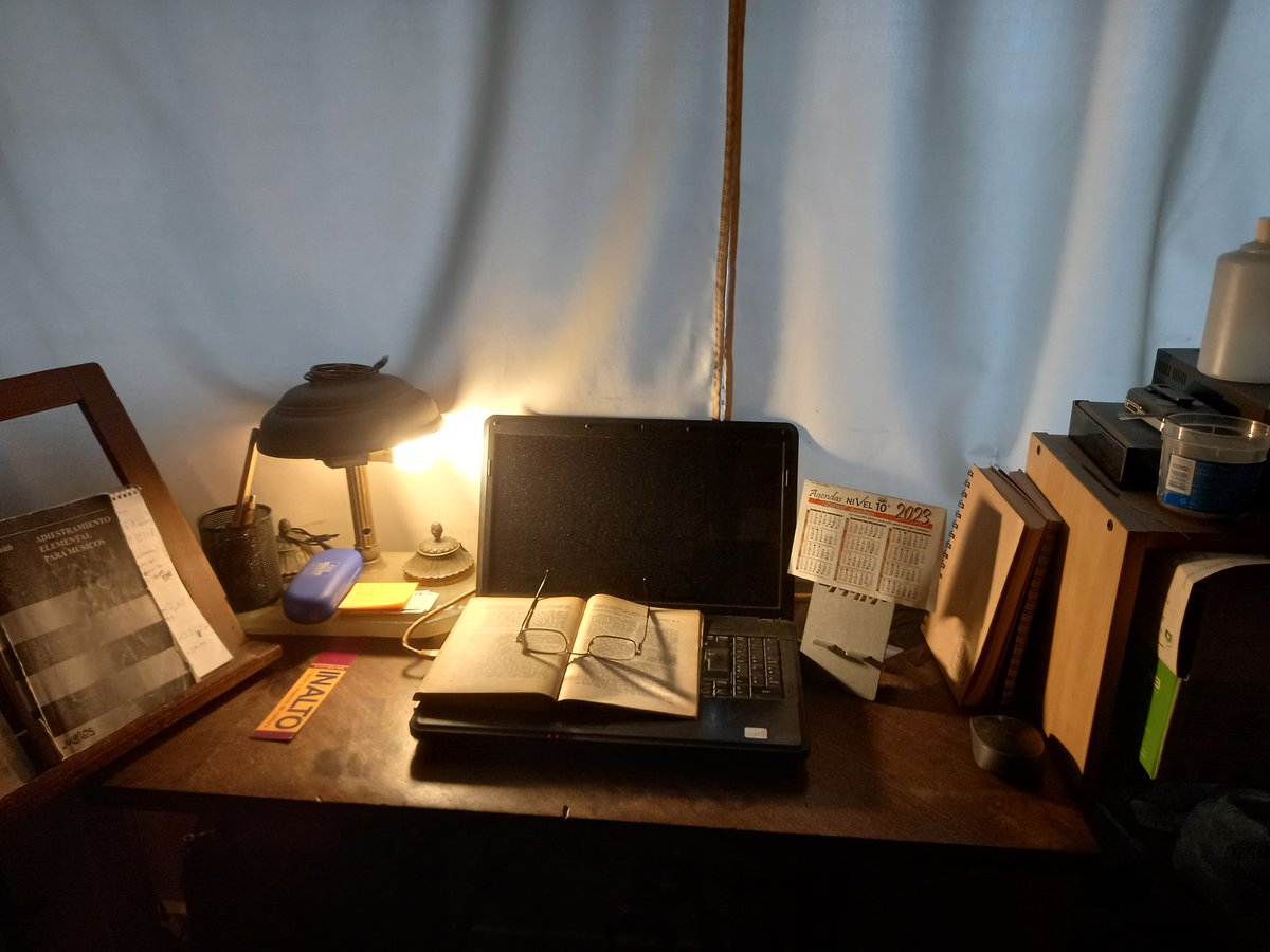 merlotuit's tweet photo. #RinconLector
Un día fresco y lluvioso como el de hoy fue ideal para terminar el libro que venía leyendo.
Este es mi refugio lector. https://t.co/BHPqJrxfqX