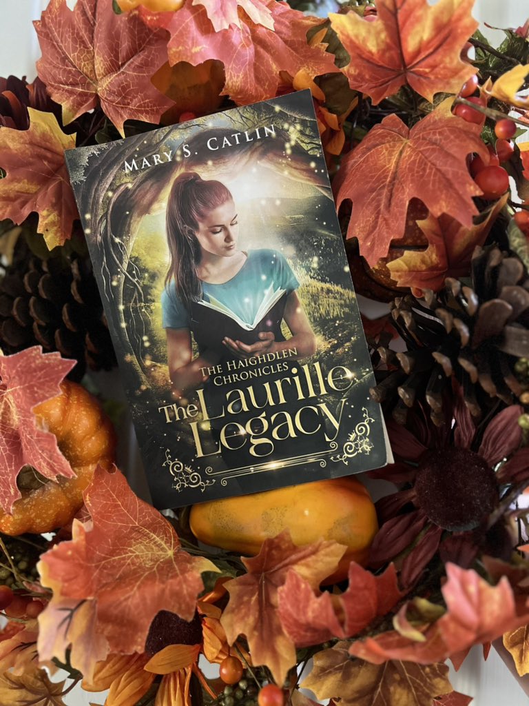 maryscatlin's tweet photo. It may be a bit early for some, but I decorated my house for fall. I couldn’t resist taking some fall inspired book photos. 😍🍂🍁 https://t.co/ssRbiv0g43

#books #fantasy #romantasy #readerscommunity https://t.co/RVdzRZRTJt