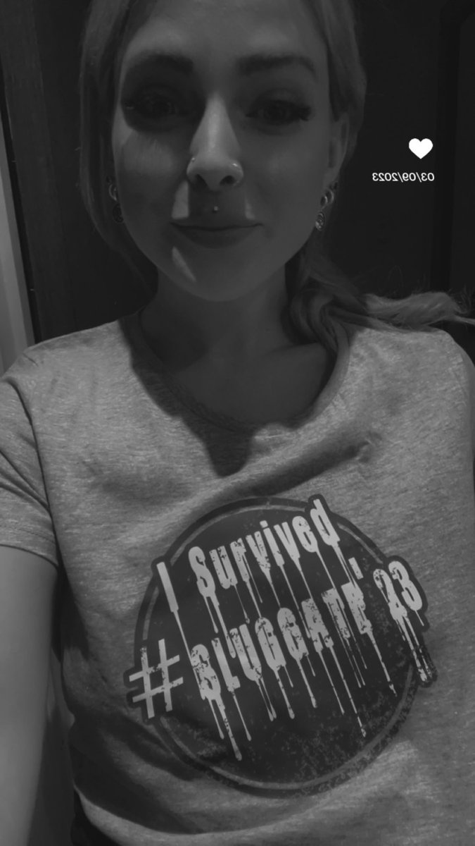 🌟 Good night my dear ones! 🌙 
I’m not sure if any of you remember when three slugs crossed my threshold and threatened me in the summer- but huge thanks to Matt for this permanent reminder of that horrific night with this amazing “I survived Sluggate ‘23” T-shirt 🥴 #sluggate