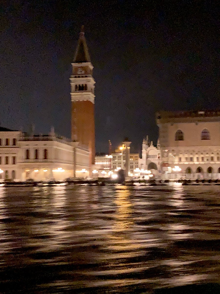 pvcerri's tweet photo. Venice should be seen night and day. 
What was your experience in Venice like?

Veneza deveria ser apreciada noite e dia. 
Como foi sua experiência em Veneza? https://t.co/0nWq6mEcGf