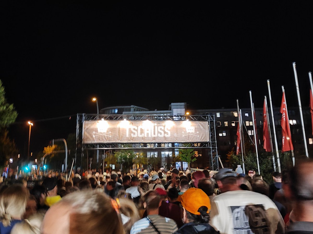 suhuushi (@suhuushi) on Twitter photo <a href="/fettesbrot/">Fettes Brot</a> ist history und ich bin auf beiden Augen traurig 😭 #brotstock war der Hammer, aber #brotstöckchen war das intime und emotionale Konzert, was wir uns alle verdient hatten ♥️ 18 Jahre war ich live mit dabei, nun heisst es tschüss <a href="/fettesbrot/">Fettes Brot</a> ist history und ich bin auf beiden Augen traurig 😭 #brotstock war der Hammer, aber #brotstöckchen war das intime und emotionale Konzert, was wir uns alle verdient hatten ♥️ 18 Jahre war ich live mit dabei, nun heisst es tschüss