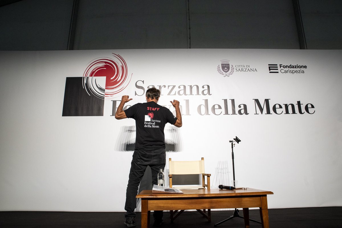 FestdellaMente's tweet photo. 🔴 MATTEO NUCCI ⚫
• La meraviglia di un romanziere: Gabriel García Márquez •
#FdM23 #meraviglia #festivaldellamente #Sarzana #festivalculturali @mattsnucci @harpercollinsIT @Einaudieditore @ponteallegrazie https://t.co/AXylqAFB4B