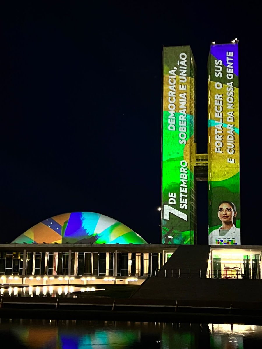 Pimenta13Br's tweet photo. 🇧🇷O congresso nacional se pinta de Brasil para iniciar a semana da pátria! 

🚨Acompanhe o desfile de 7 de setembro nesta quinta-feira às 9h da manhã! https://t.co/QXYtANz8bV