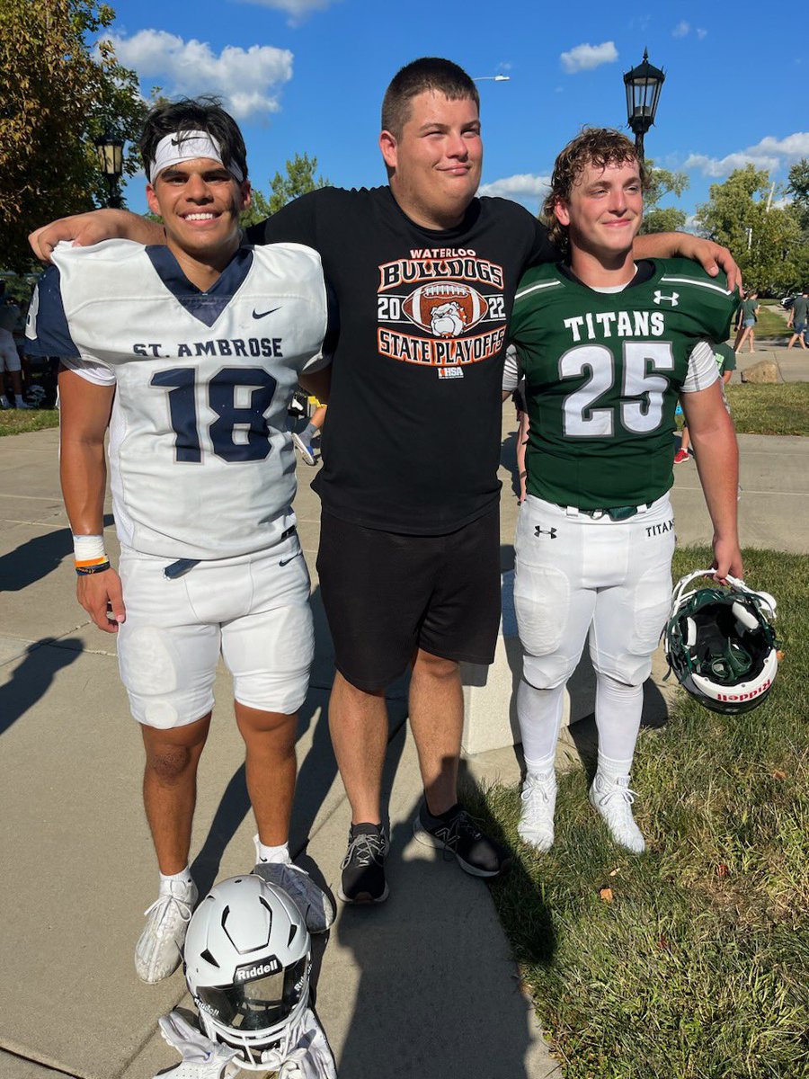 Football2Whs's tweet image. These 2 former Bulldogs faced each other today on the gridiron. Heard they both played on the best team, Special Teams, in their college debut. @A_Morrow24 @BryceReese5