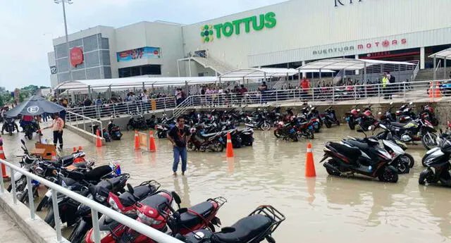 kenzimerkie's tweet photo. El nuevo Mall de Iquitos inundado con una simple lluvia, Los Profesionales en la Construccion de donde son? de Alas peruanas, La Uni, de Acuña , La de Lima ? que tales inutiles e incapaces hay de profesionales en el Peru? QUE VERGUENZA, Ni los Incas hacian tremenda estupides. https://t.co/xHbvZpFo4W