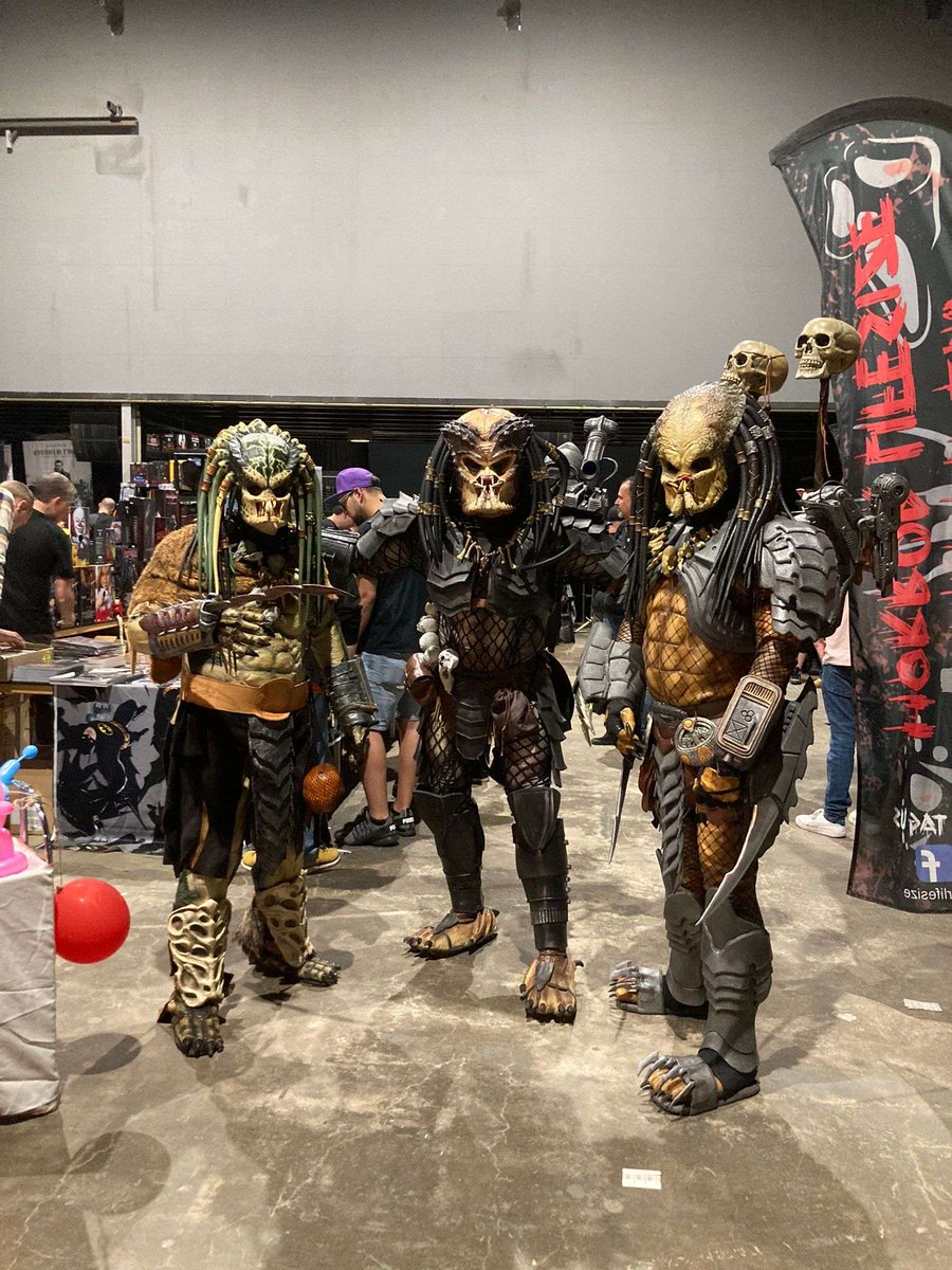 DK420187's tweet photo. Today was an absolute blast at #WeekendOfHell 
I witnessed incredible talent: @RealAlyssaS , @RealBaiLing and other horror movie stars It was a real treat to see these performers up close. Diverse, talented cosplayers brought iconic characters to life. An unforgettable day! https://t.co/jOm5T8B4V4