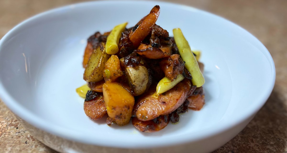 jenkovalov's tweet photo. DINNER: JalapeΓ±o Cheddar Sausage. Wax Beans. Petite Potatoes. Butternut Squash. Caramelized Onions. π©π»βπ³
Happy #LaborDaySunday fam!
#ChefMama #APE #FoodPorn https://t.co/P881q3e5n5