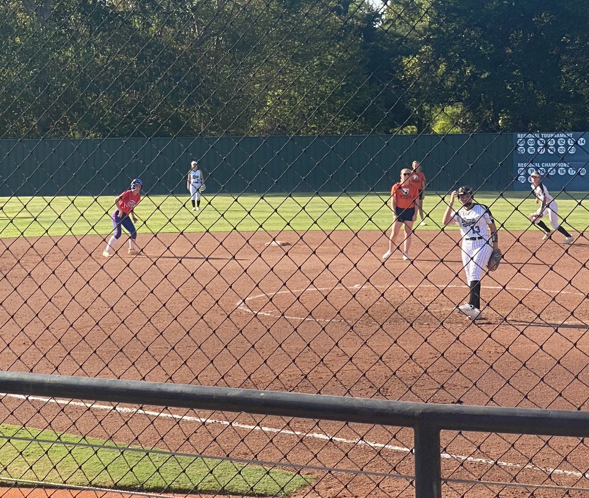 KenliDobie's tweet photo. Had a fun time at UT Tyler yesterday getting some work in! Thank you too to our sister 18u Glory Gold team for inviting me to play with them and to the players of UT Tyler 🥎❤️🥎💙🥎🤍 https://t.co/c1ztXGZGL4