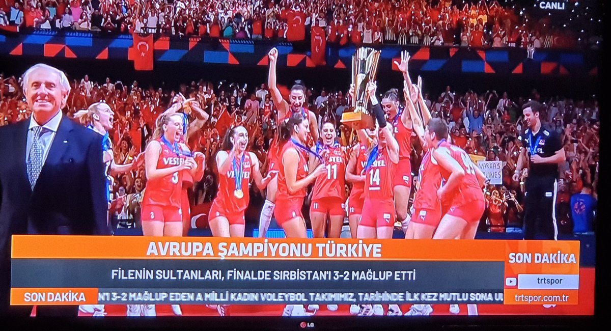_mertkiral_'s tweet photo. Atatürk'ün altin kizlarina selam olsun!
Yobazlara, gericilere ve bu ulkenin karanlik yuzlerine de kapak olsun..
Boş yapmayın selam durun! https://t.co/bDYo5rczvT