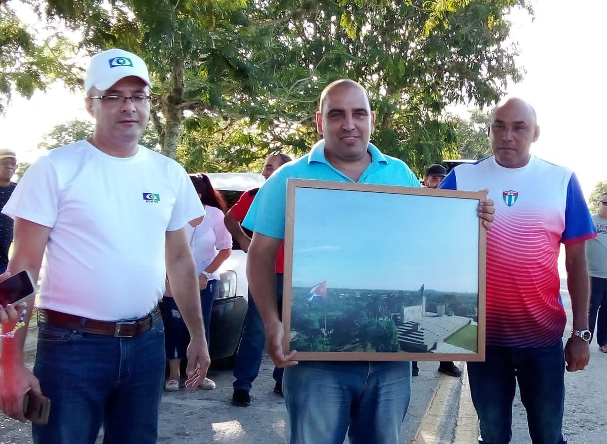 AlbertoLopezcu's tweet photo. Recibimos en la plaza del #Che al contingente de trabajadores eléctricos q fueron hasta #PinarDelRío para contribuir al restablecimiento de las redes eléctricas afectadas por #TTIdalia
Regresan con el deber cumplido!!
Muchas gracias a todos
#JuntosPorVillaClara https://t.co/r39zBDNgBS