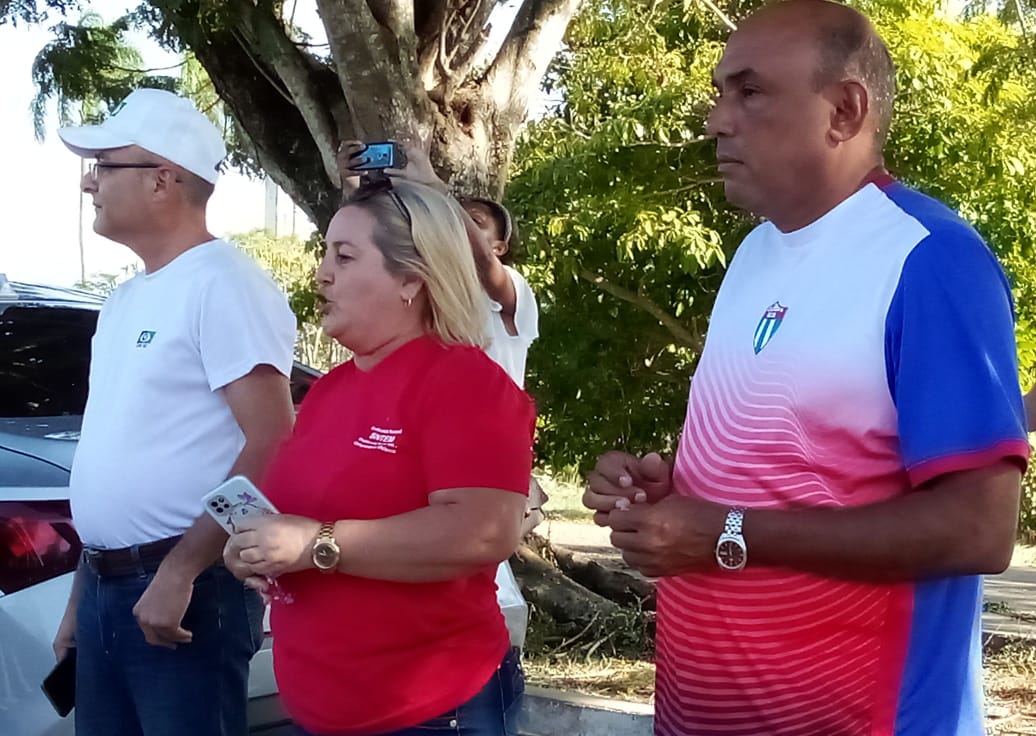 Recibimos en la plaza del #Che al contingente de trabajadores eléctricos q fueron hasta #PinarDelRío para contribuir al restablecimiento de las redes eléctricas afectadas por #TTIdalia
Regresan con el deber cumplido!!
Muchas gracias a todos
#JuntosPorVillaClara