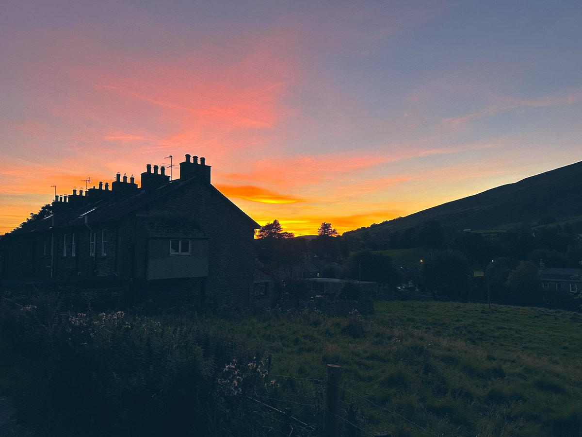 Robertson_Sed's tweet image. And the sun sets on the first day back with a rousing Evensong  for the pupils to enjoy #startofterm 🌞🤎