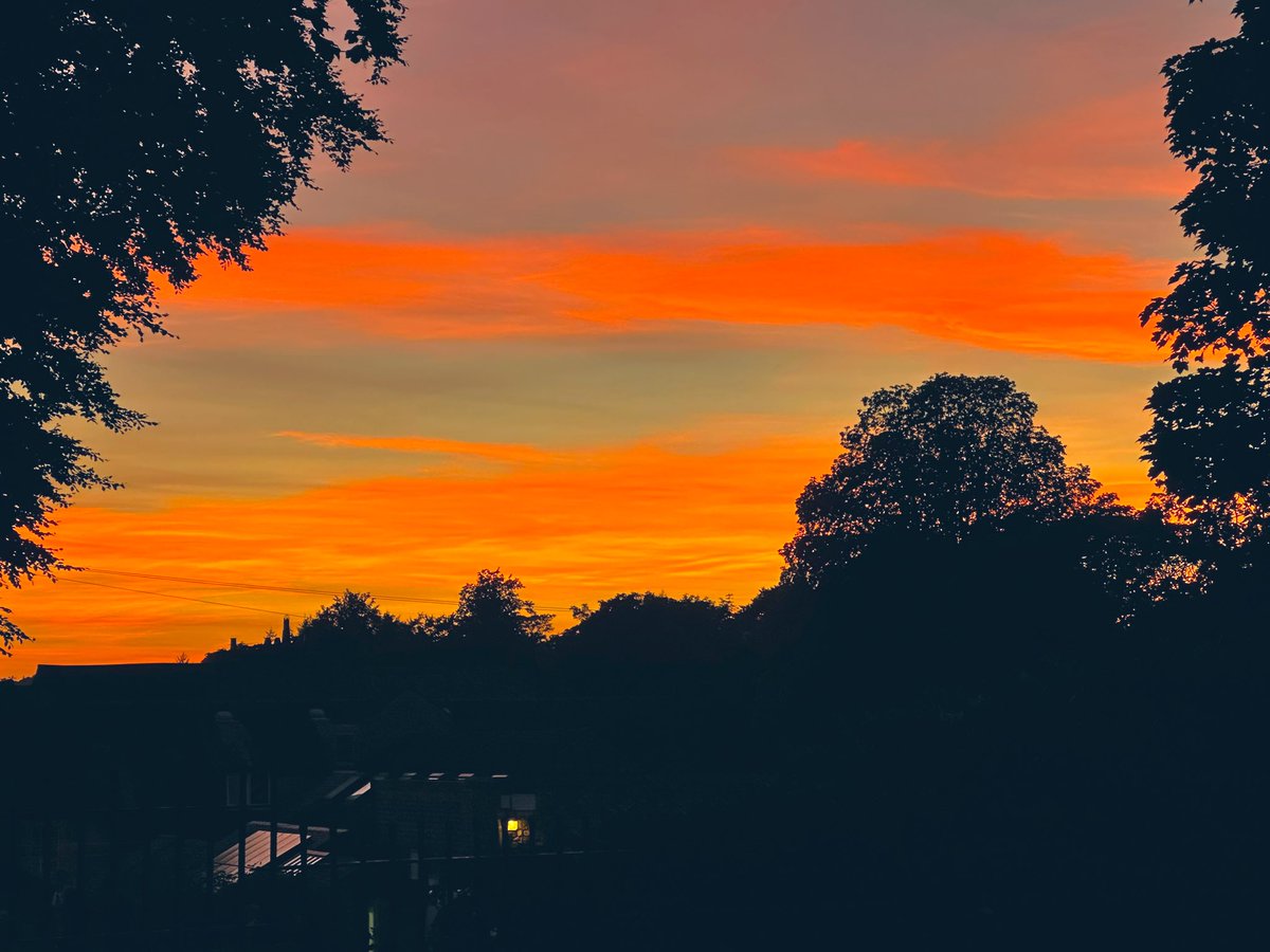 Robertson_Sed's tweet image. And the sun sets on the first day back with a rousing Evensong  for the pupils to enjoy #startofterm 🌞🤎
