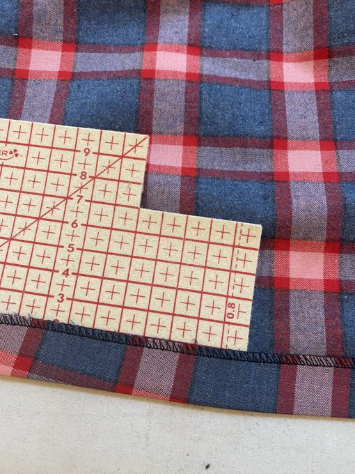 おはようございますきょうは昨日の続きから。裾上げはこちらの道具を愛用しています。測りながらアイロンできるので便利です  