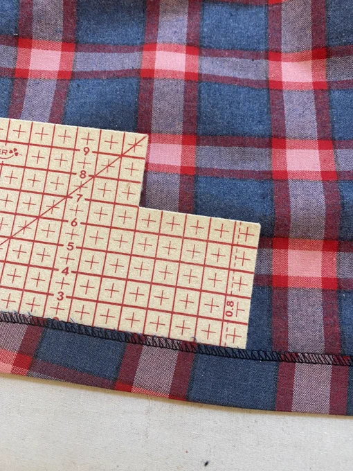 おはようございますきょうは昨日の続きから。裾上げはこちらの道具を愛用しています。測りながらアイロンできるので便利です  