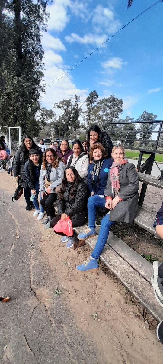 lilyled19's tweet photo. Acompañando la participación de las jugadoras del Centro 0-18 Colibrí  en Regatas. Hay equipo!!! https://t.co/y23ZNah8x2