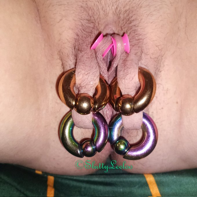 Petite erreur de ma part concernant les piercing des petites l&egrave;vres, en fait, les 2 tunnels &eacute;taient en