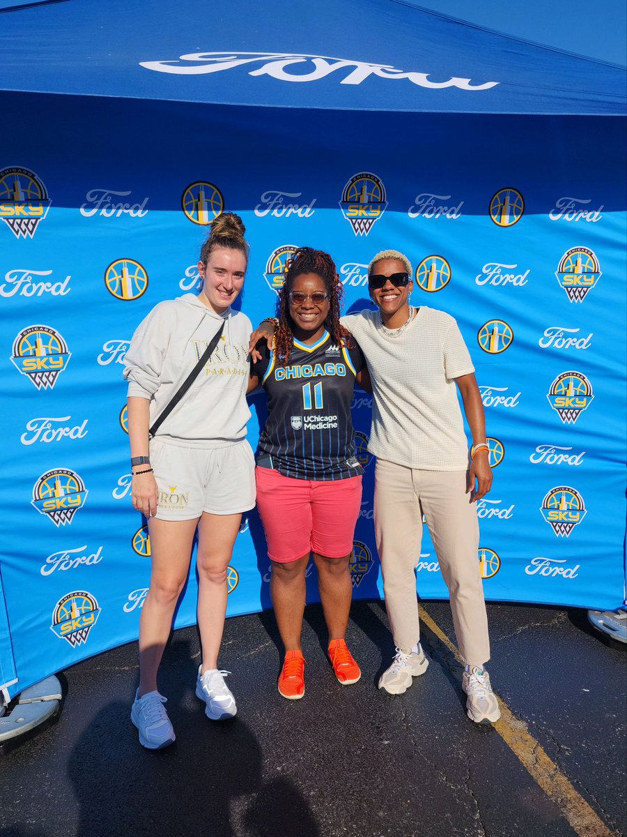 Shout out to the amazing @CourtMWilliams and @mmabrey1 for braving the sun and meeting with @chicagosky season ticket holders after the game. I KNOW they were probably exhausted from the game but they still came, out put on a smile and greeted the fans. ❤️#skytown #WNBATwitter