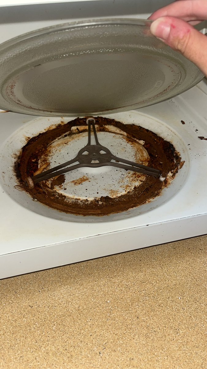 odalyskye's tweet photo. Acabo de llegar a mi nuevo piso. Me he encontrado el microondas asi (después de que los caseros me diesen una charla de limpieza e higiene de 45 minutazos). Pero calienta https://t.co/r3KTB39jgw