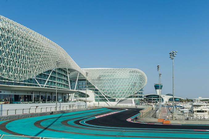 F2_Formula0's tweet photo. Chegamos a Yas Marina nos Emirados Árabes Unidos, a grande final da Formula 2 chega ao seus momentos finais e chegou a hora da guerra, que vença o melhor. https://t.co/dbUk9WfuTz
