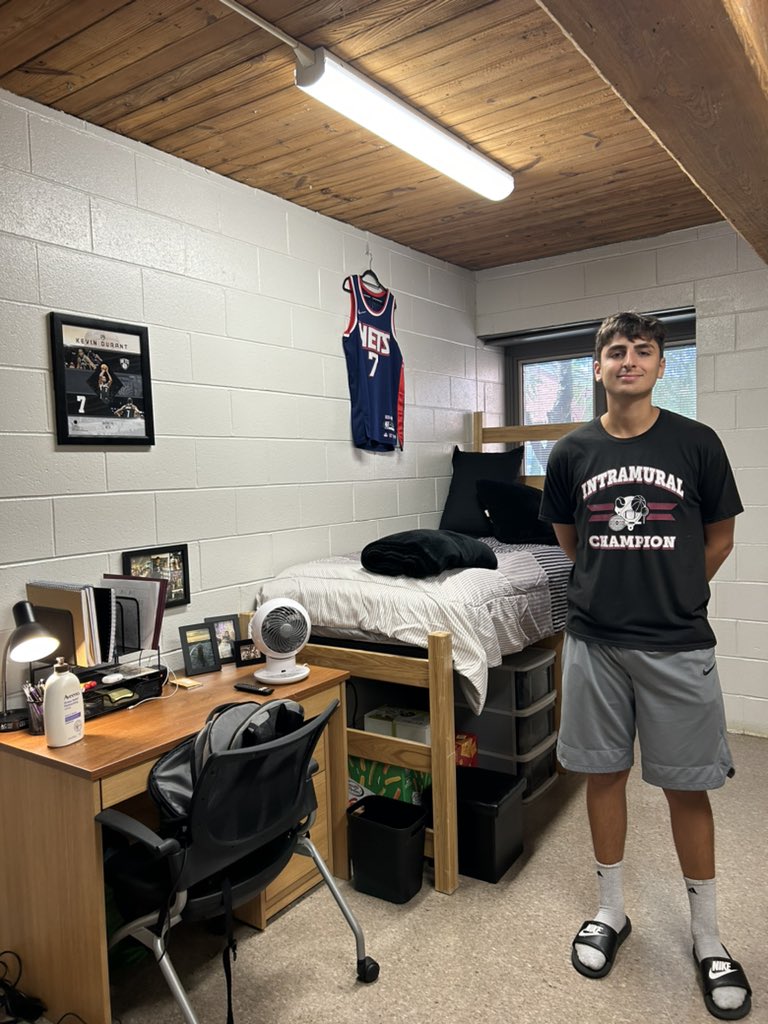 PNPJR07's tweet photo. Junior year at Springfield College! So proud of Tim! @amy_pitucco @julspitucco @TPitucco @SpfldCollege https://t.co/VWpsYvJfMa
