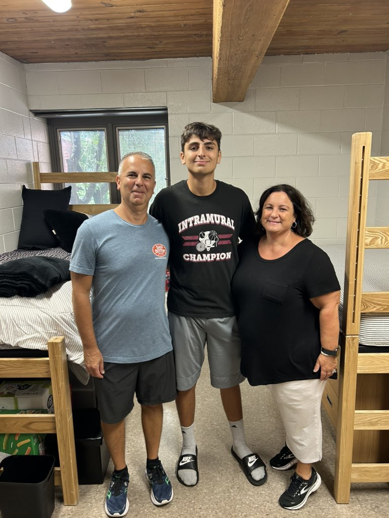 PNPJR07's tweet photo. Junior year at Springfield College! So proud of Tim! @amy_pitucco @julspitucco @TPitucco @SpfldCollege https://t.co/VWpsYvJfMa