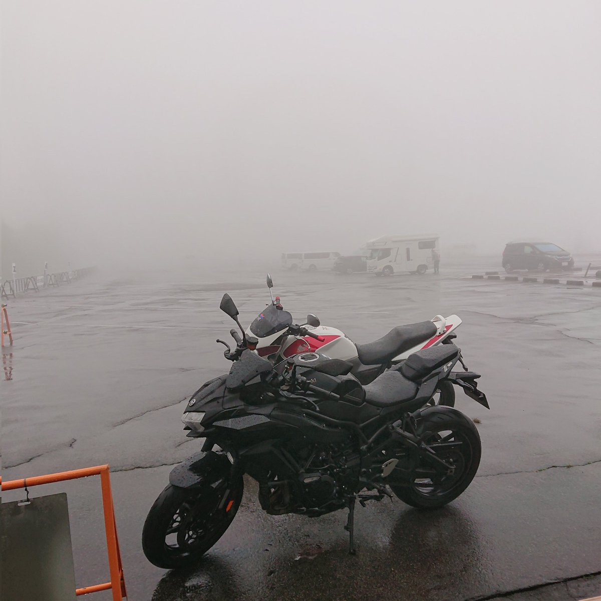 osap0311's tweet photo. ツーリング２日目
美ヶ原は雨、ガス何も見えん❗ https://t.co/r1dPnvJrqH