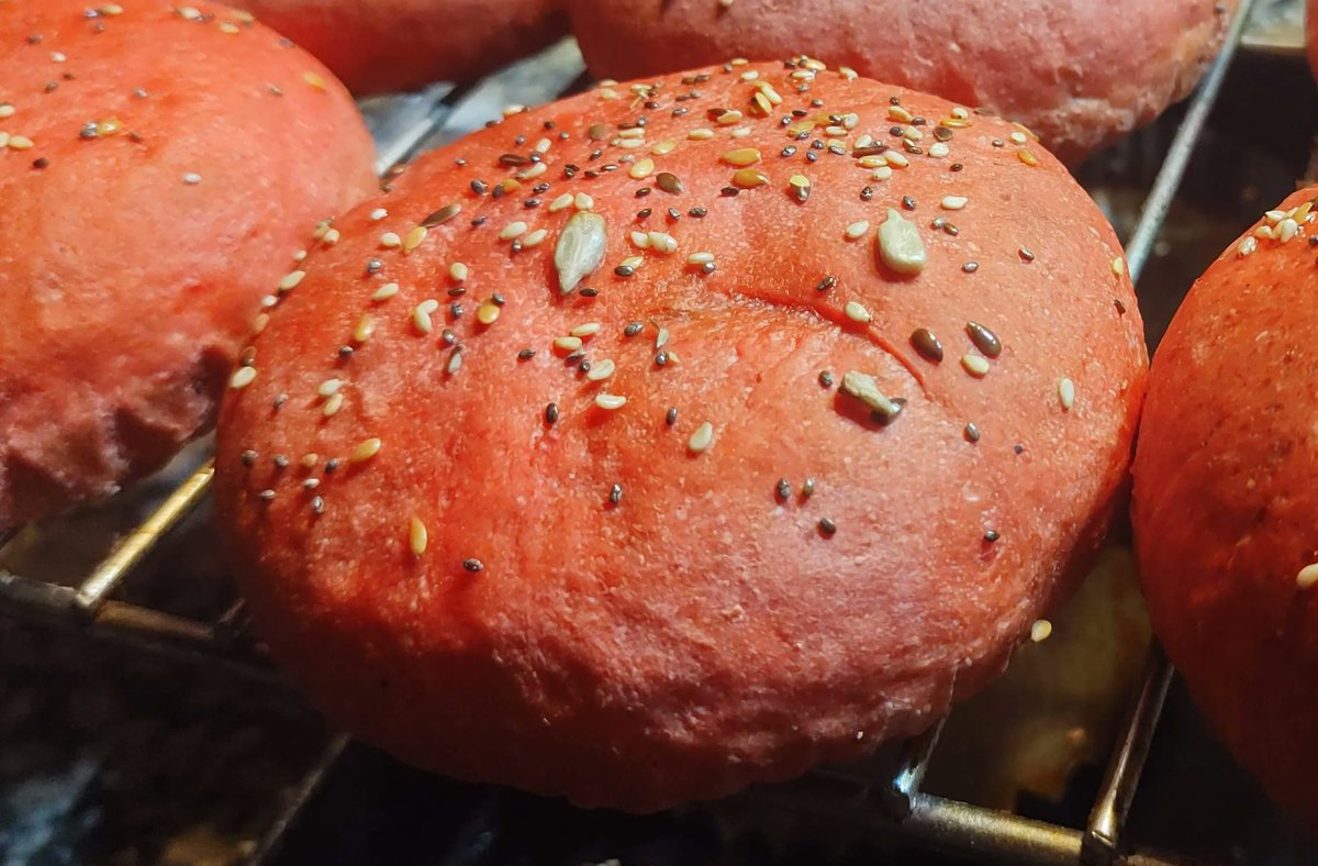 Tenía remolachas hervidas, así que me puse a hacer panes de hamburguesas de remolacha, las medidas las fui sacando mientras desarrollaba la receta, sabía que la remolacha iba a aportar humedad así que tenía que cuidarme con los líquidos
Si te gusta, dale retuit! Abro hilo: ⬇️