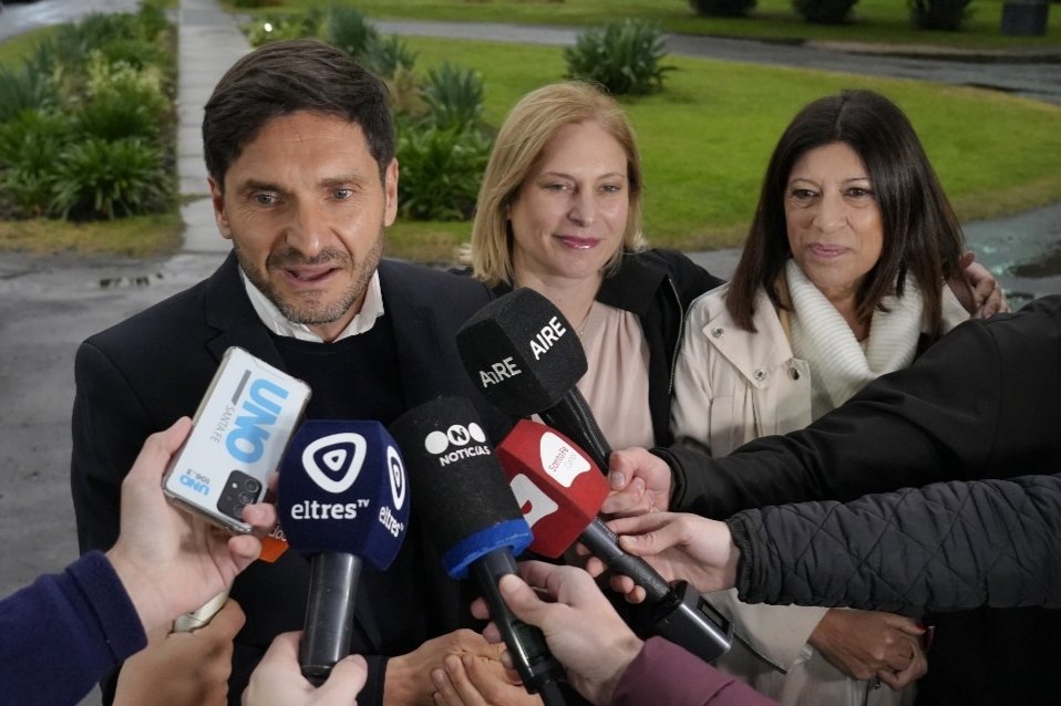 Acompañamos a <a href="/maxipullaro/">Maximiliano Pullaro</a> en el debate de candidatos a gobernador. Somos un equipo y estamos #Unidos para cambiar Santa Fe. Tenemos propuestas y vamos a trabajar para devolverle la esperanza a los santafesinos
#MaxiPullaroGobernador
#SantaFePuede
#VotaLaU