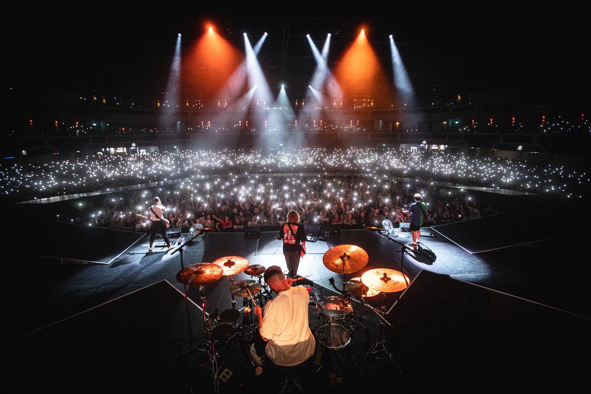 Busted's tweet photo. CARDIFF 🤘🏼 https://t.co/2uoBNF5GtJ