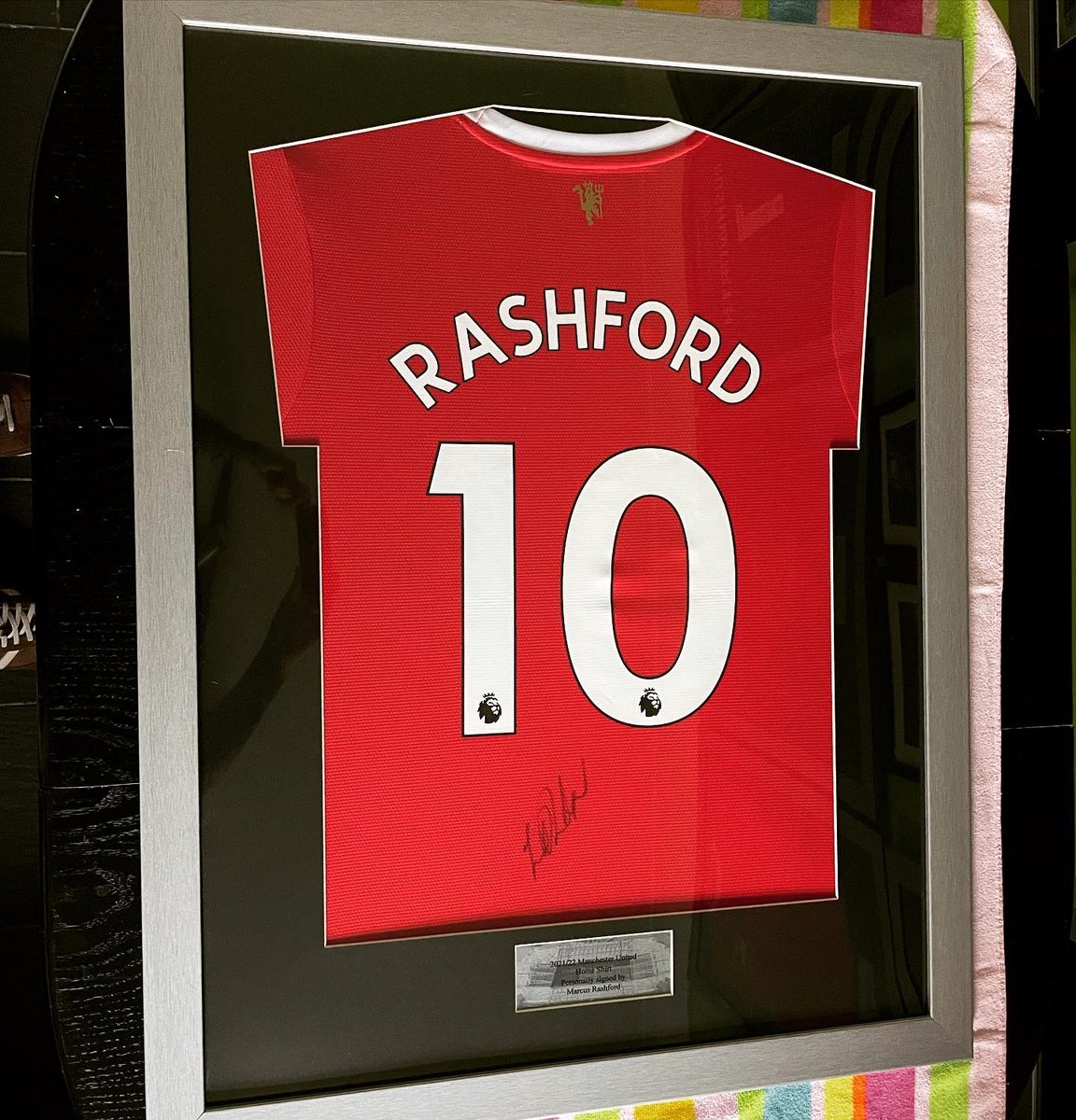 bkframing's tweet image. FOR SALE 

2021-2022 Manchester United Home Shirt by @adidas hand-signed ✍️ by Marcus Rashford - comes with CERTIFICATE OF AUTHENTICITY.

This signature is nice and clear, whilst the red home shirt looks AWESOME against the black and silver!

#bkframing #framedshirts 
#idealgift