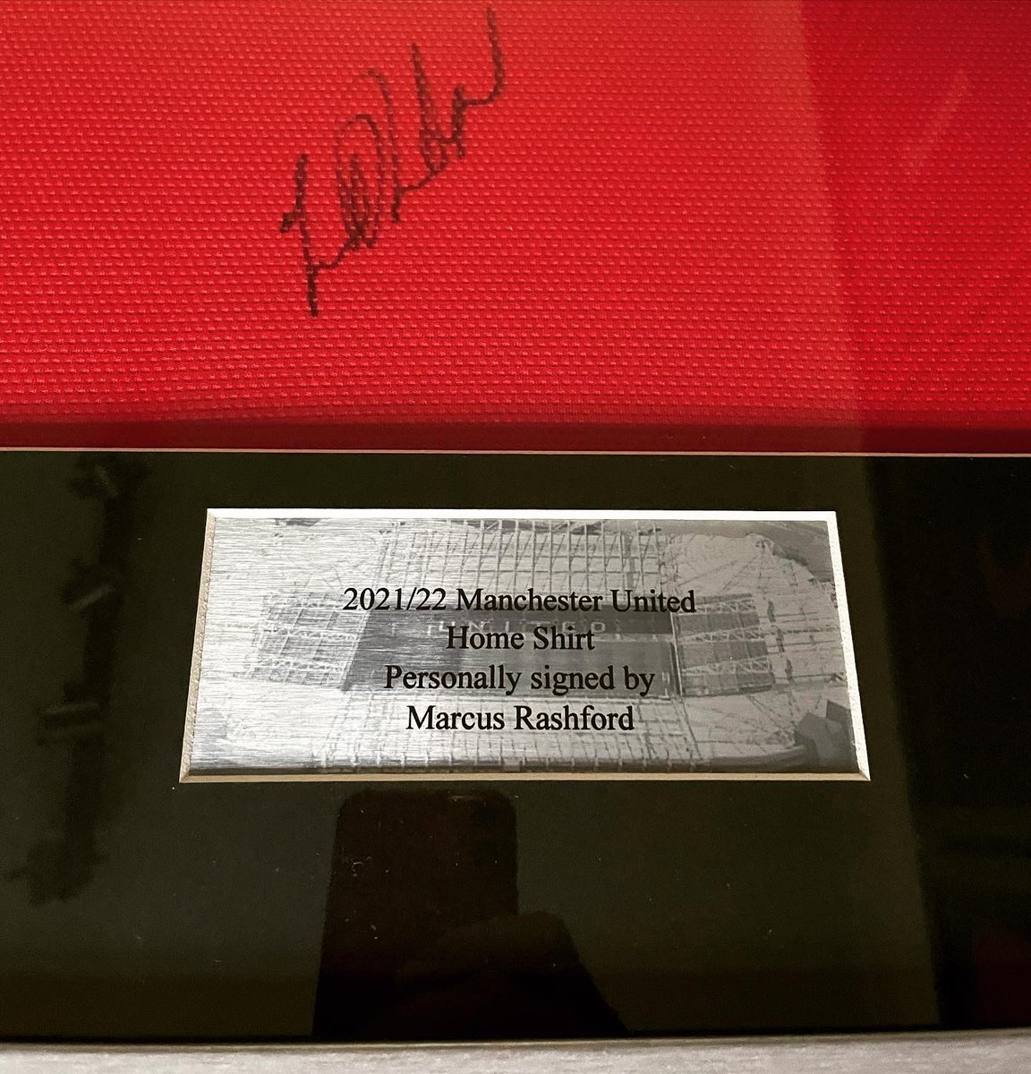 bkframing's tweet image. FOR SALE 

2021-2022 Manchester United Home Shirt by @adidas hand-signed ✍️ by Marcus Rashford - comes with CERTIFICATE OF AUTHENTICITY.

This signature is nice and clear, whilst the red home shirt looks AWESOME against the black and silver!

#bkframing #framedshirts 
#idealgift