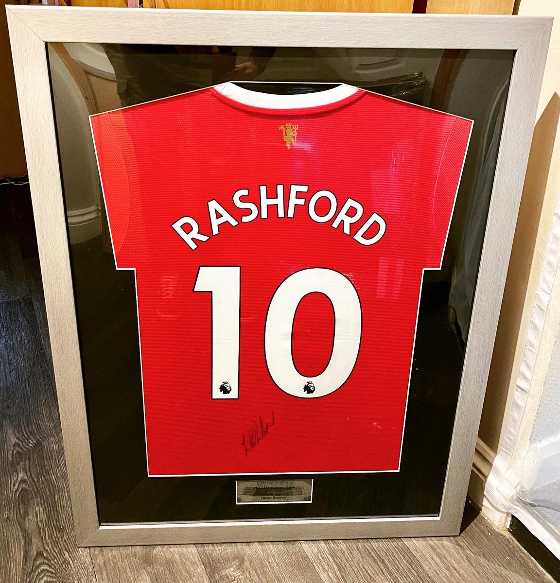 bkframing's tweet image. FOR SALE 

2021-2022 Manchester United Home Shirt by @adidas hand-signed ✍️ by Marcus Rashford - comes with CERTIFICATE OF AUTHENTICITY.

This signature is nice and clear, whilst the red home shirt looks AWESOME against the black and silver!

#bkframing #framedshirts 
#idealgift