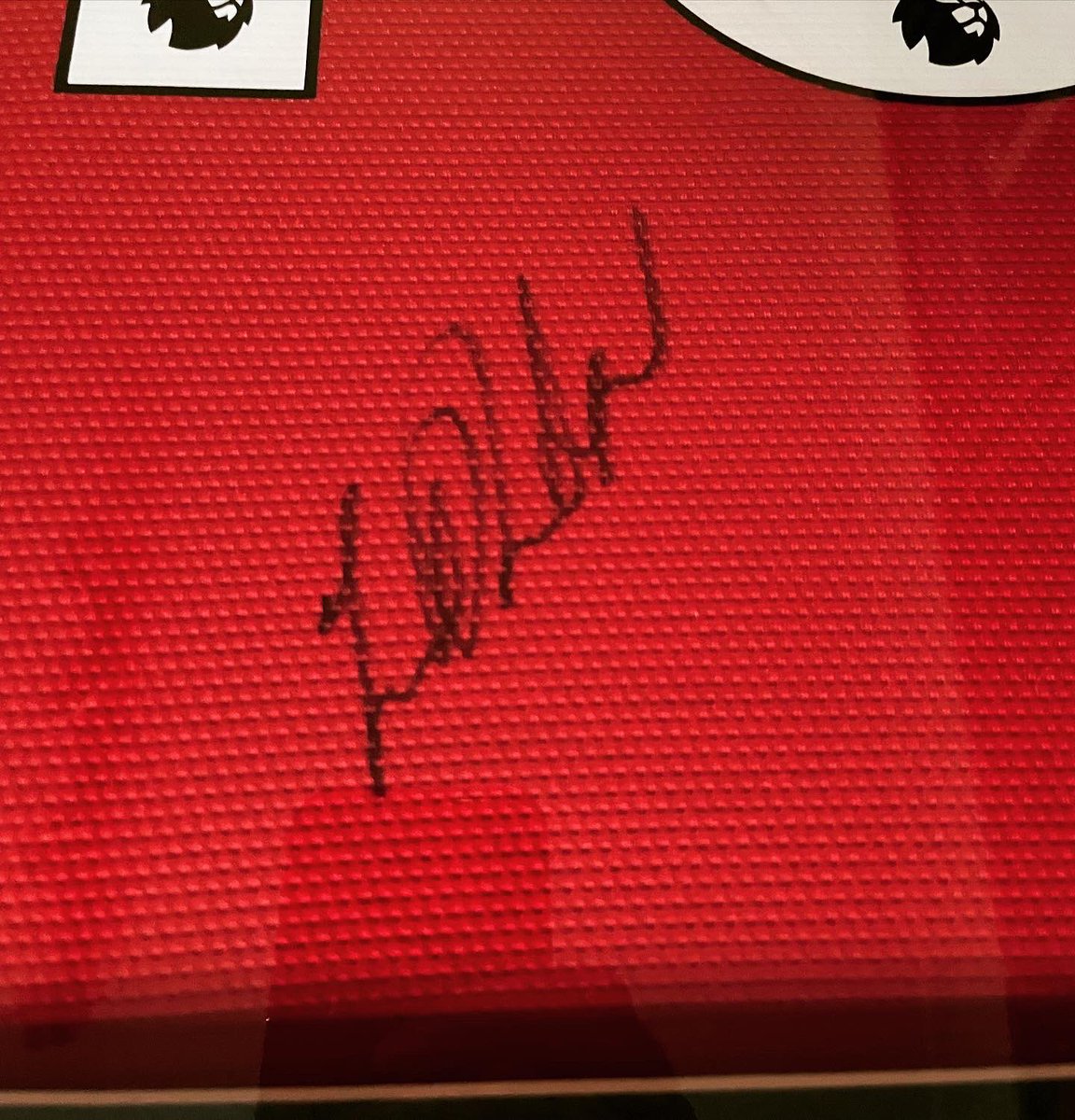 bkframing's tweet image. FOR SALE 

2021-2022 Manchester United Home Shirt by @adidas hand-signed ✍️ by Marcus Rashford - comes with CERTIFICATE OF AUTHENTICITY.

This signature is nice and clear, whilst the red home shirt looks AWESOME against the black and silver!

#bkframing #framedshirts 
#idealgift