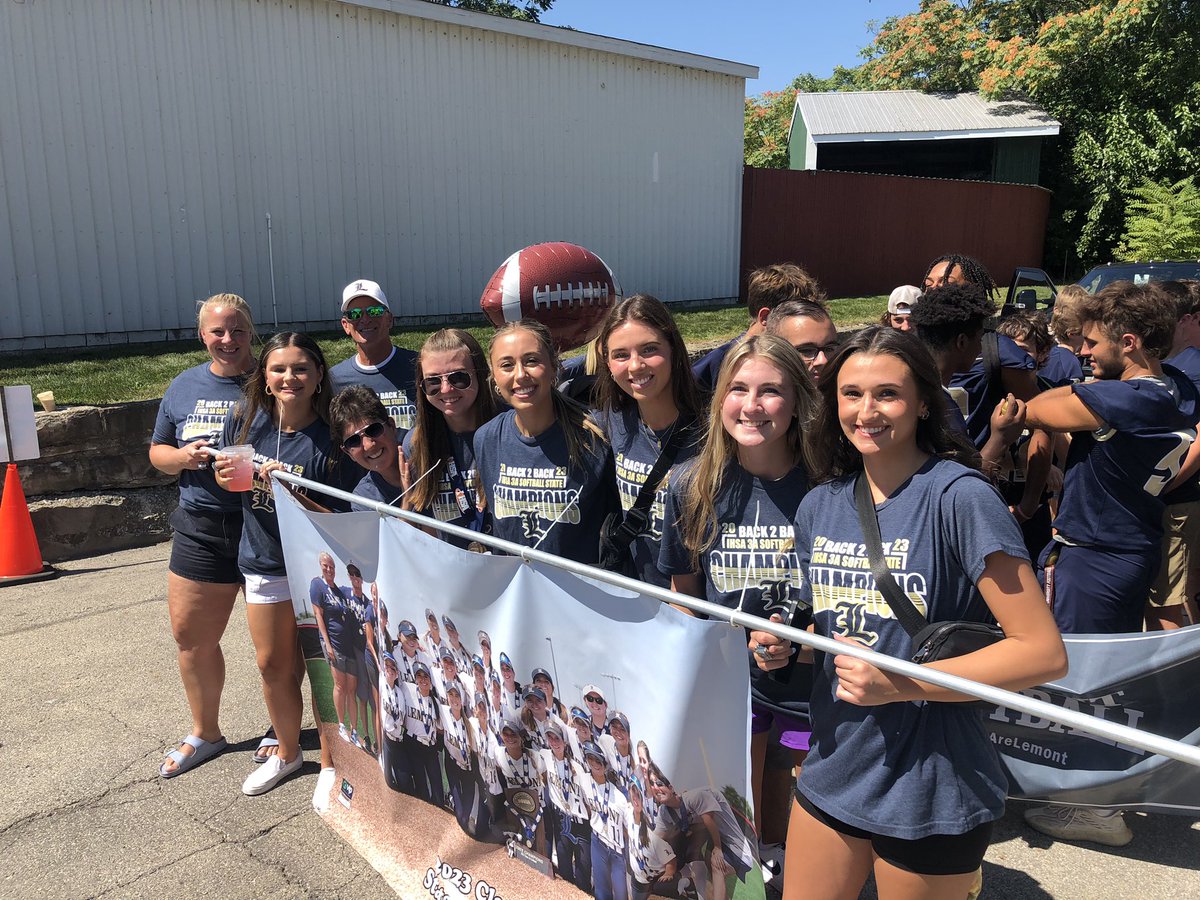 LHS210principal's tweet photo. Lemont Athletics was well represented at the Lemont Keepataw Parade. Thanks @lemont_football @LemontCheer @DanceLemont @Lemont_Softball for participating #GoLemont #WeAreLemont @LemontAD https://t.co/c7D9PpIEQy