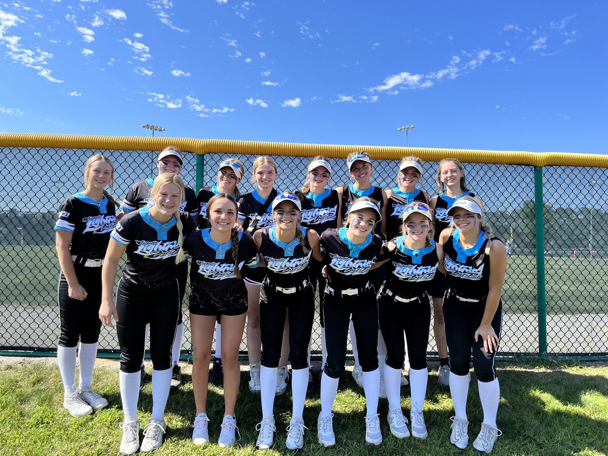 Girls are ready to start Bracket Play against Shockwave-Smith at 6pm🥎🥎 Live streaming on GameChanger web.gc.com/teams/3eRtC929… @PGF_Showdown