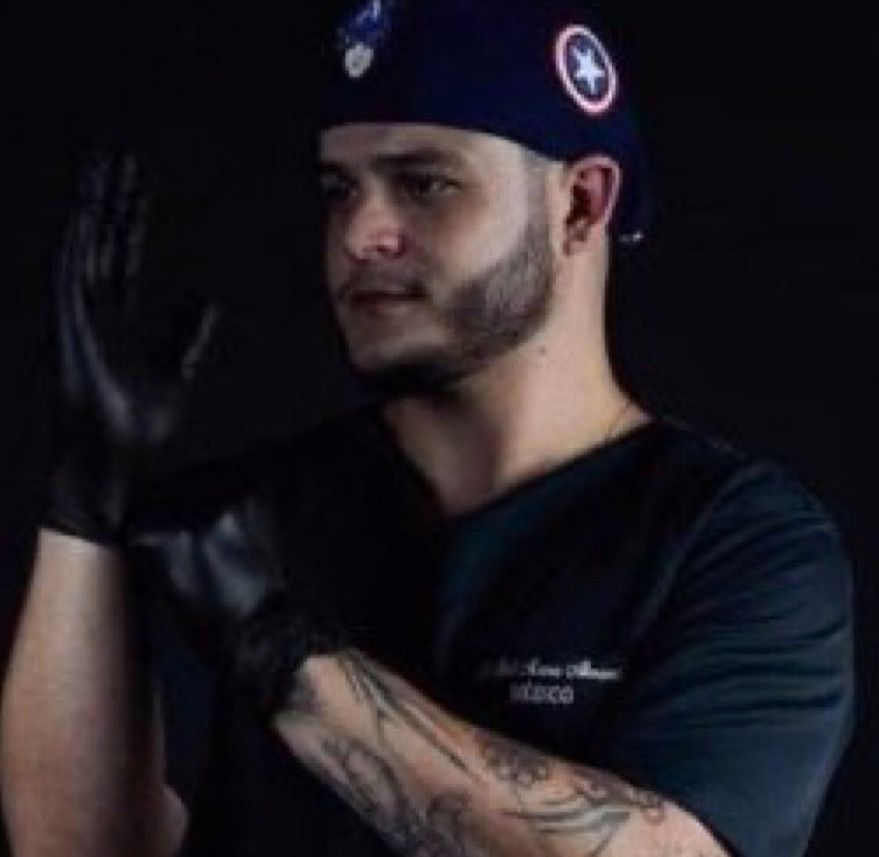 lazarorosa25's tweet image. - Yuri conhece Victor na boate
- Os dois ficam e vão para a casa de Yuri
- Victor tenta se despedir de Yuri na portaria do prédio
- Yuri reage espancando o Victor pois queria "sigilo" sobre o relacionamento dele com homens

Era sigilo que ele queria? Então toma aqui a foto dele.