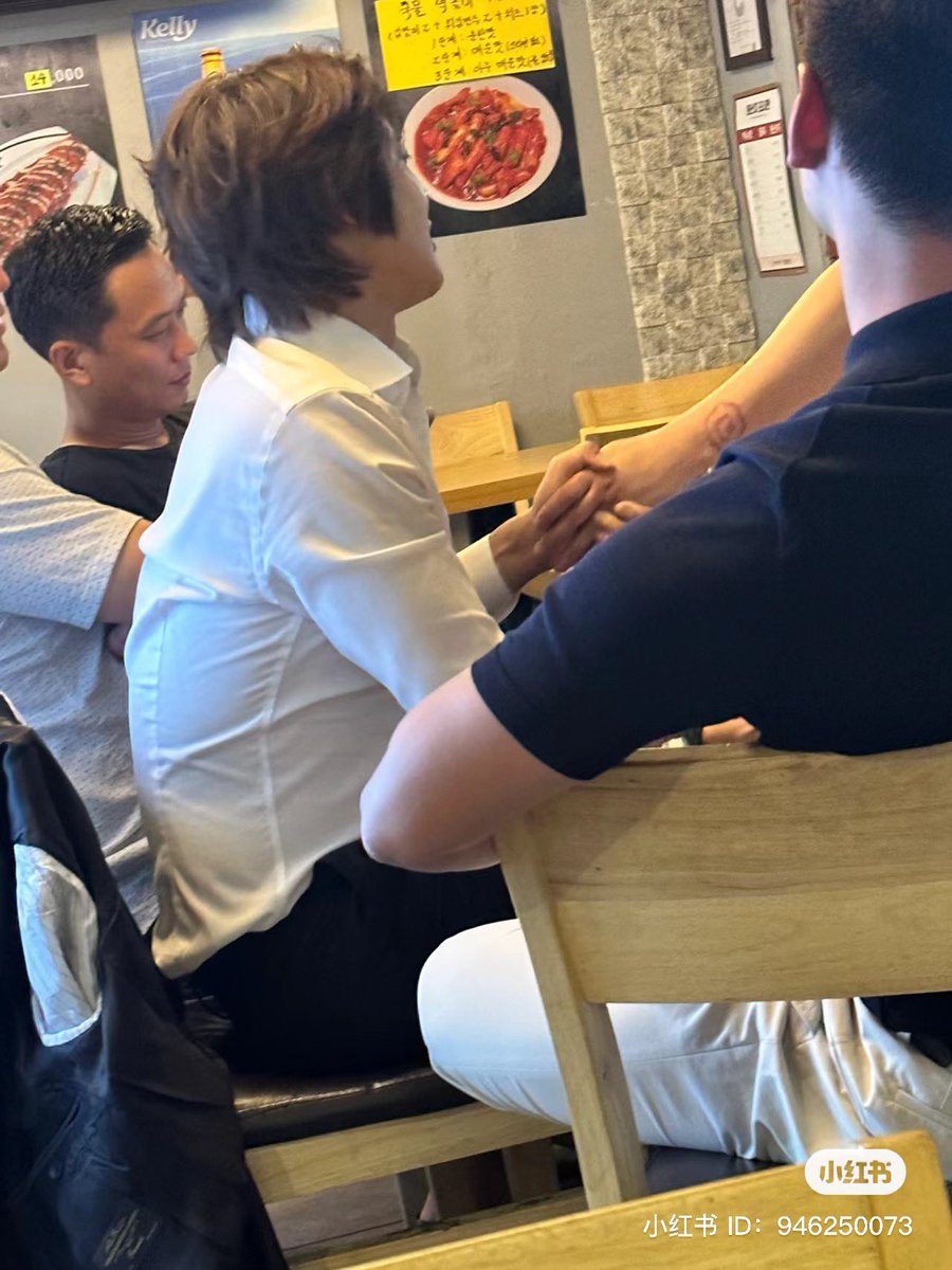 illublue's tweet photo. Someone visiting Seoul randomly went to a fried chicken shop and happened to see HJ. It looks like  the day of his son’s birthday celebration, judging by his attire and try date of the post. Credit MM 0507 on 小红书 https://t.co/8LyM8OcxXJ